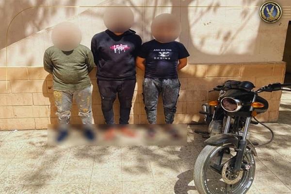 القبض على 3 لصوص استقلوا دراجة نارية وسرقوا حقيبة يد في الهرم