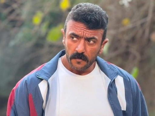 أحمد العوضى يهدى جاكيت «فهد البطل» لأحد الجماهير 