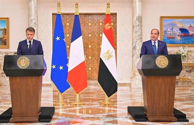الرئيس السيسي وماكرون يتنفقدان المصابين الفلسطينيين في مستشفى العريش