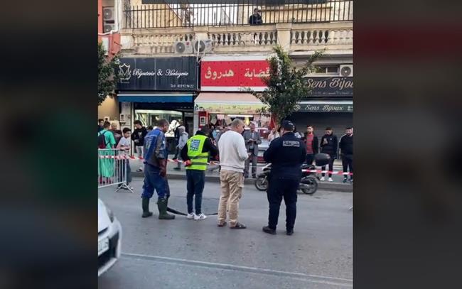 ثقوب عميقة  تظهر فجأة في شوارع دولة عربية.. فزع بين السكان (فيديو)