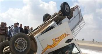  مصرع وإصابة 18 عاملاً إثر انقلاب سيارة ربع نقل بطريق الواحات