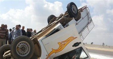  مصرع وإصابة 18 عاملاً إثر انقلاب سيارة ربع نقل بطريق الواحات