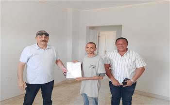 تسليم عدد من الوحدات السكنية البديلة للعشوائيات بحي الروضة بالغردقة
