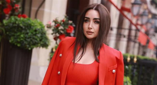 هنا الزاهد بفستان وبليزر أحمر من شوارع باريس