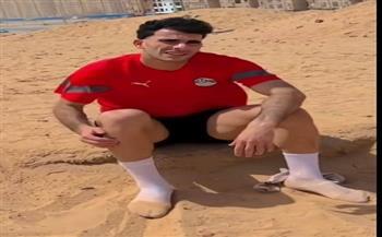 زيزو يتدرب على الرمال بقميص منتخب مصر