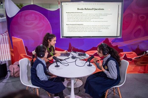 أطفال على منصة البودكاست في مهرجان الشارقة القرائي للطفل 2025