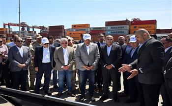 رئيس الوزراء يتفقد محطة دحرجة السيارات "RORO" التابعة لشركة "SCAT"
