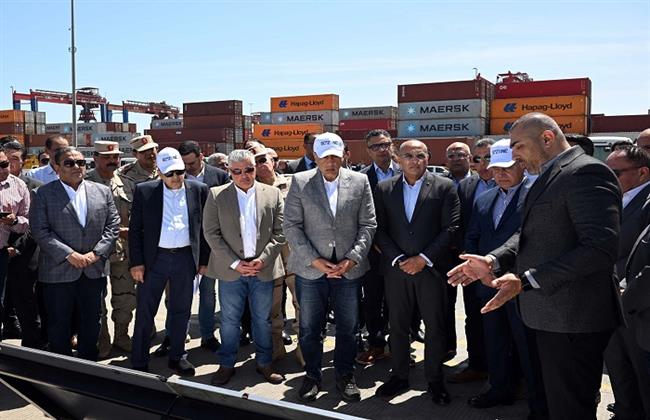 رئيس الوزراء يتفقد محطة دحرجة السيارات "RORO" التابعة لشركة "SCAT"