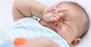 هذه أسباب  فرك رضيعك فى عينه