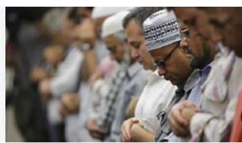 ما حكم من نسي الفاتحة خلال الصلاة وقرأها بعد السورة؟.. أمين الفتوى يجيب