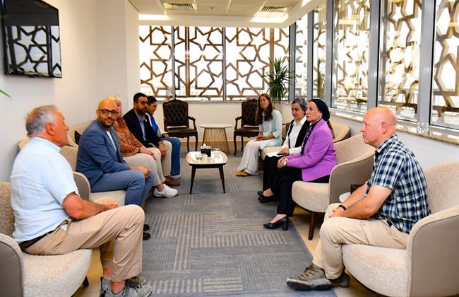 وزيرة البيئة تبحث سبل حماية مسارات الطيور المهاجرة في مصر