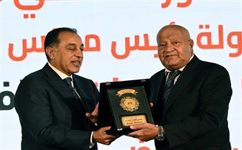 رئيس الوزراء يكرم على المصيلحي في احتفالية مرور 10 سنوات على انطلاق "تكافل وكرامة"