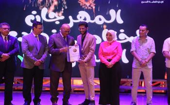 في ختام مهرجان نوادي المسرح الـ 32.. عرض «مأأ» من دمنهور يحصد جائزة لجنة التحكيم الخاصة
