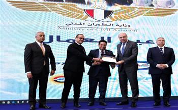  احتفالا بعيد العمال  «د. الحفنى» يكرم النماذج المتميزة فى قطاع الطيران المدنى