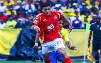 مصطفى العش يقود دفاع الأهلي ضد سيراميكا في الدوري الممتاز