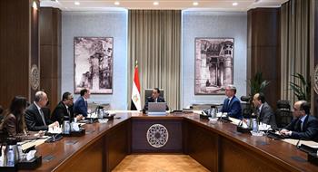 رئيس الوزراء يُتابع جهود الحكومة لتحويل السيارات للعمل بالغاز الطبيعي