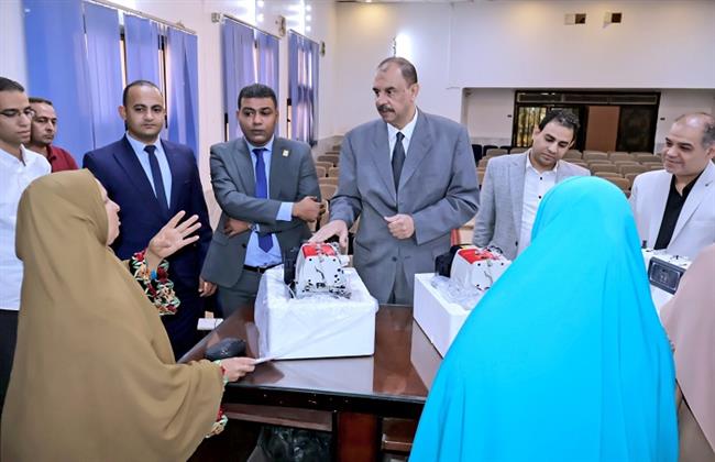 محافظ سوهاج يسلم ماكينات خياطة لسيدات معيلات ضمن جهود "حياة كريمة"
