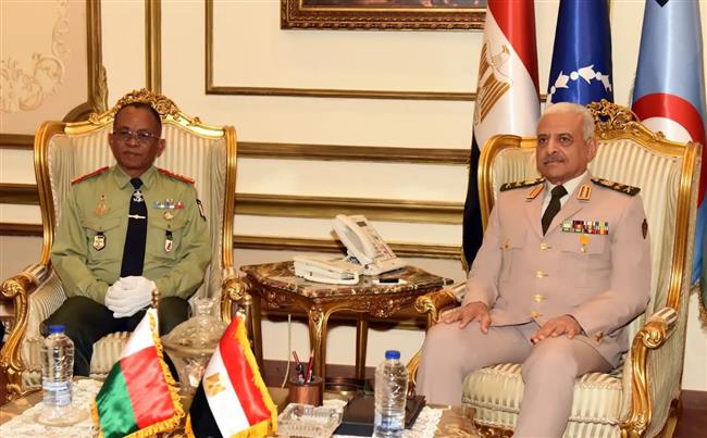 وزير الدفاع والإنتاج الحربي يلتقي وزير الدفاع بدولة مدغش