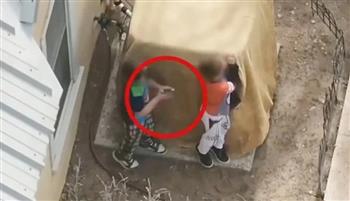 على طريقة أفلام الأكشن.. مواجهة بالرصاص بين طفلين والشرطة (فيديو)