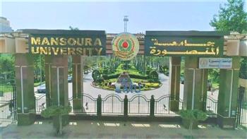 رئيس جامعة المنصورة يلتقي أعضاء الشؤون القانونية ضمن برنامج تدريب قيادات الصف الثاني
