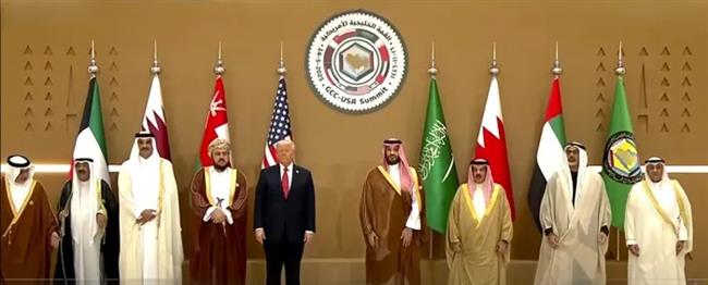 صورة تذكارية لولي عهد السعودية وترامب وقادة وممثلي الدول المشاركة بالقمة الخليجية الأمريكية
