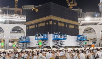 استعدادًا لاستقبال ضيوف الرحمن.. رفع كسوة الكعبة المشرفة
