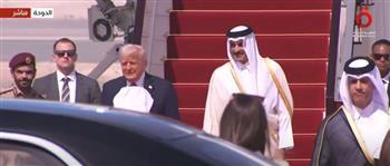 أمير قطر يستقبل الرئيس الأمريكي لدى وصوله الدوحة