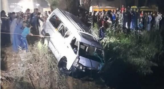 مصرع رضيعة وإصابة 9 أشخاص إثر انقلاب ميكروباص في أسيوط