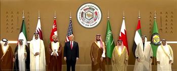 صورة تذكارية لولي عهد السعودية وترامب وقادة وممثلي الدول المشاركة بالقمة الخليجية الأمريكية