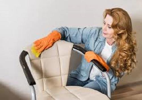 لتنظيف الكراسي المنجدة.. اتبعي هذه الخطوات