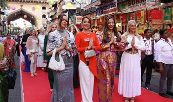 فيديو لغسل أقدام ملكات الجمال يشعل الغضب في الهند.. تفاصيل