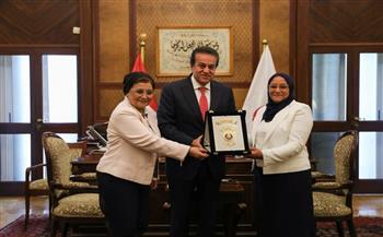 وزير الصحة يكرم الدكتورة تغريد معروف رئيسة قسم النساء والتوليد بمستشفى المنيرة