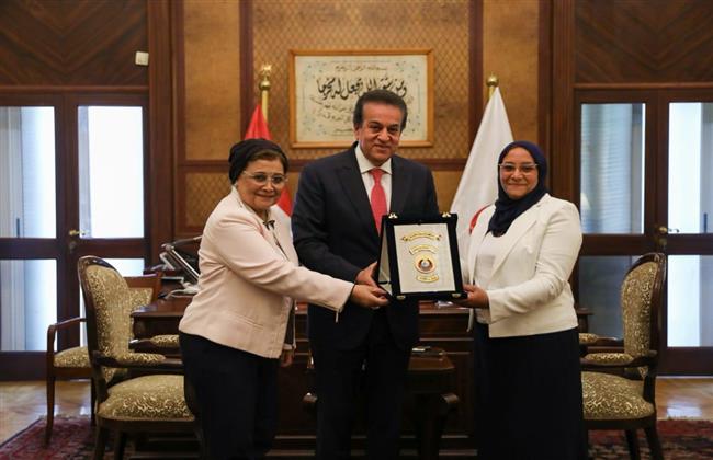 وزير الصحة يكرم الدكتورة تغريد معروف رئيسة قسم النساء والتوليد بمستشفى المنيرة