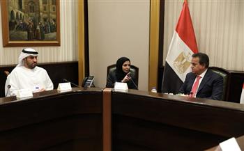 وزير الصحة يبحث مع المدير التنفيذي للمنشآت الصحية بالإمارات تطوير الخدمات الطبية