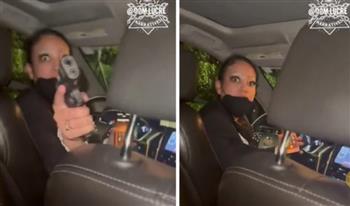 فيديو غريب.. سائقة أوبر أمريكية تجبر الركاب على النزول من سيارتها بمسدس 