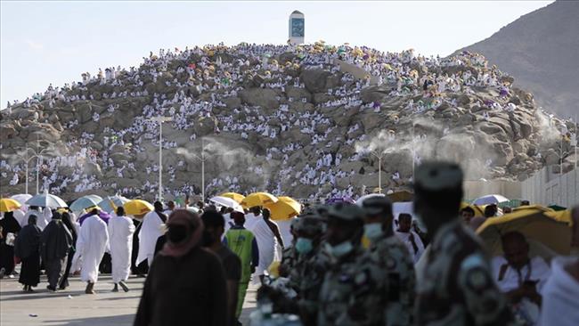 وزارة الداخلية توزع "دليلك إلى الحج" و"إرشادات صحية للحجاج" على ضيوف الرحمن  