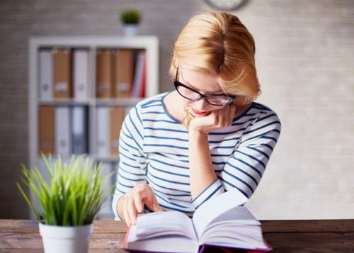 خبراء: القراءة يمكن أن تساعد في مكافحة الشعور بالوحدة 