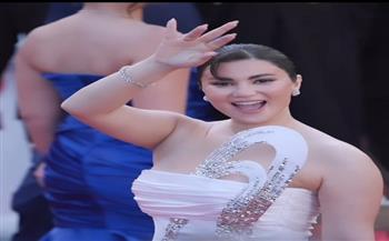هدى الإتربي بإطلالة أنيقة في مهرجان كان السينمائي
