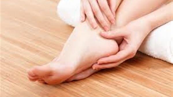 لجمال قدميكِ.. تعرفي على أسباب تشقق الكعبين وطريقة سحرية لعلاجهما