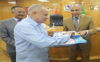 محافظ المنيا يسلم حجاج الجمعيات جوازات السفر وتذاكر الطيران