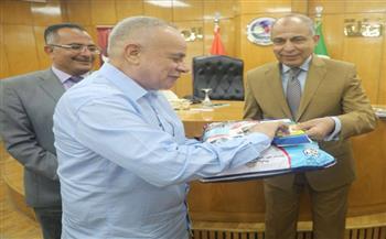 محافظ المنيا يسلم حجاج الجمعيات جوازات السفر وتذاكر الطيران