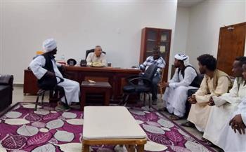 رئيس مدينة حلايب يستقبل المواطنين ويستمع إلى شكواهم