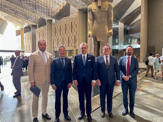 المتحف المصري الكبير يستقبل كبير مستشاري الرئيس الأمريكي للشؤون العربية والإفريقية