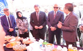 وزير العمل يشيد بمنتجات معرض الحلويات والأجبان الدمياطية ضمن فعاليات ملتقى التوظيف