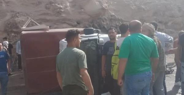 إصابة 5 أشخاص إثر اصطدام سيارة برصيف طريق فى 15 مايو