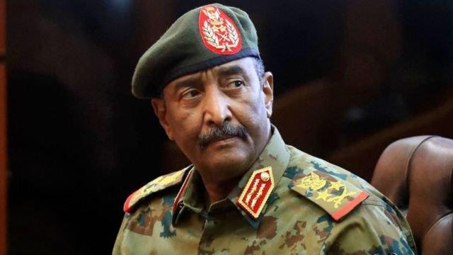البرهان يصدر مرسوماً دستورياً يقضي بتعيين "الطيب" رئيسا جديدا للحكومة السودانية