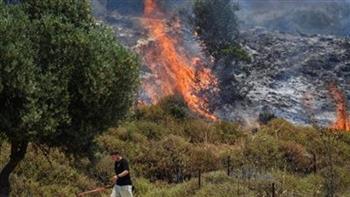 اندلاع حريق في بلدة طمرة بالجليل الغربي شمال إسرائيل إثر سقوط شظايا الصاروخ