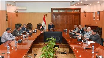 وزير الري يبحث حالة المنظومة المائية وأعمال تطهيرات الترع