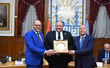 وزير العمل ومحافظ القاهرة يُكرمان موظف بوزارة العمل رفض رشوة من إحدى شركات إلحاق العمالة بالخارج