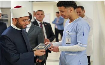 خلال زيارته لمستشفى أهل مصر.. وزير الأوقاف يشيد بتميز المستشفى وفريقه الطبي 